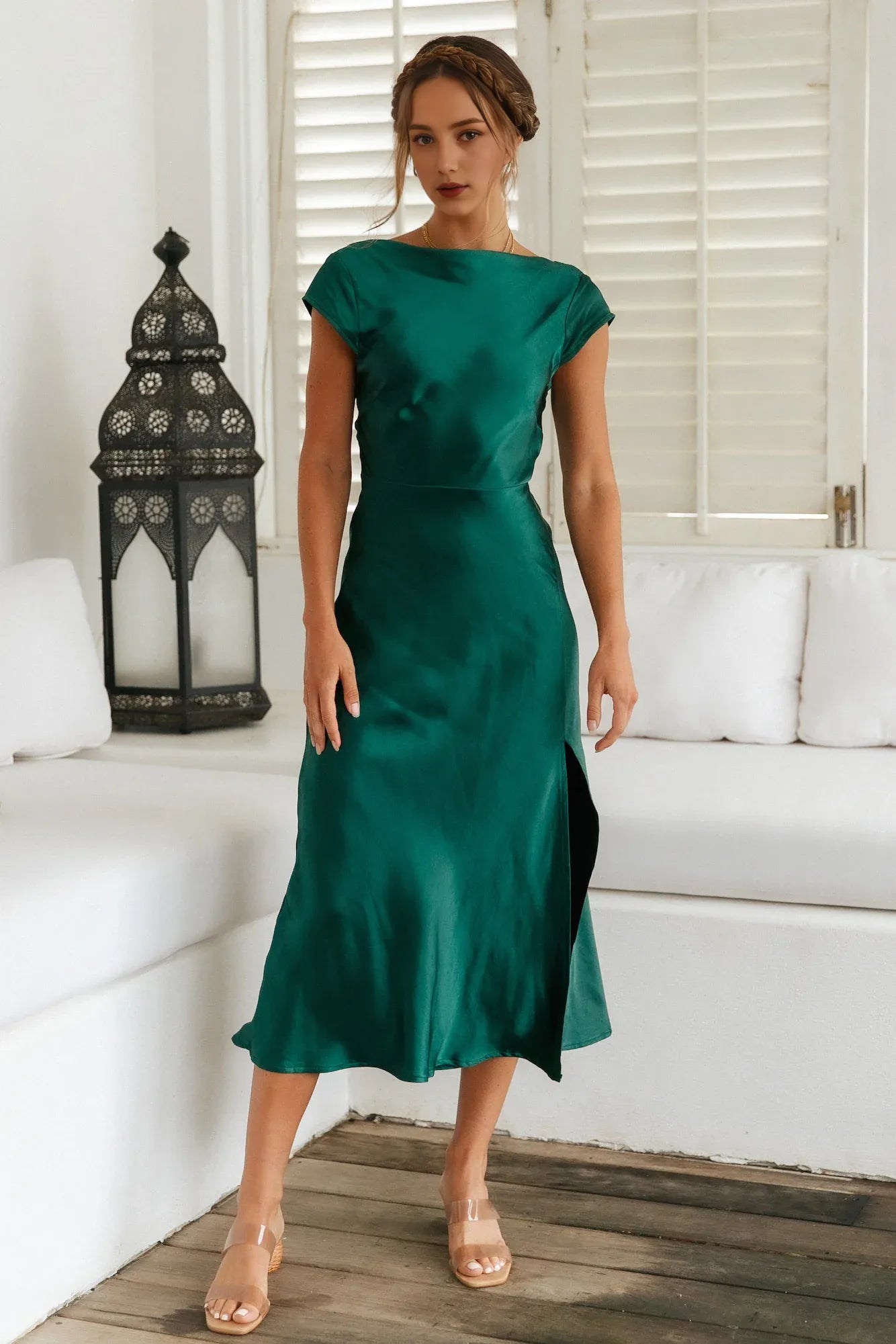 Vestido de fiesta elegante de satén verde bosque con cuello alto, largo hasta los tobillos, espalda abierta, mangas cortas, corte sirena, banda retorcida